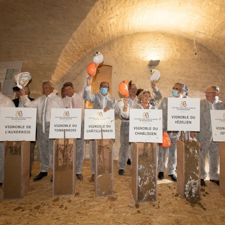 1ère pierre de la Cité à Chablis - Coulage des terres de vignobles
