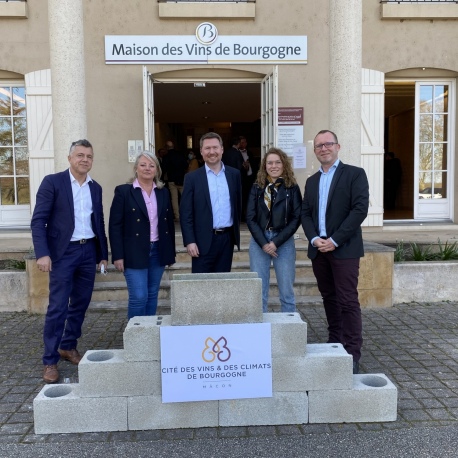 1ère pierre Mâcon