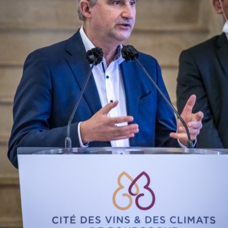 1ère pierre Mâcon